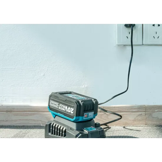 Lithium-ion battery of 20 V / 4 Ah Lithium-ion battery of 20 V / 4 Ah